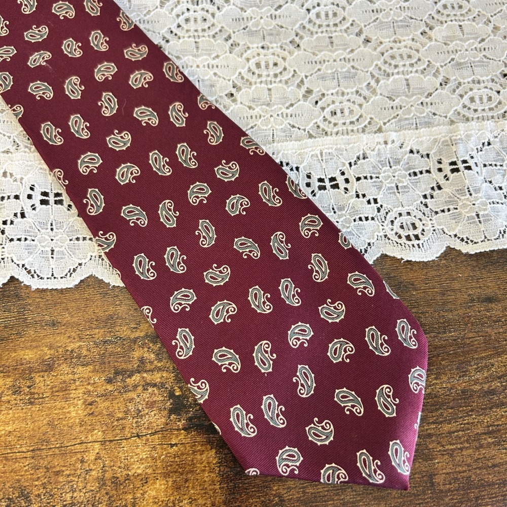Vintage Chaps Ralph Lauren Burgundy Paisley 100% Silk Necktie Classic Formal Tie